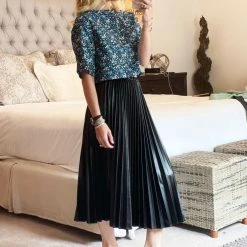 BURU White Label Clothing Boxy Mom Crop - Black Micro Floral